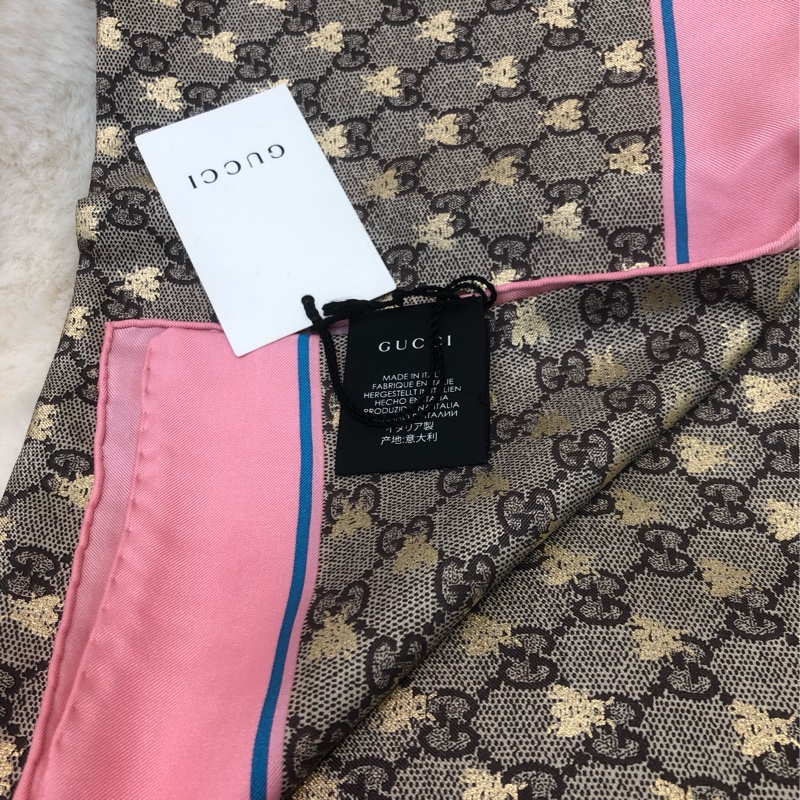 Gucci 老花粉邊金色蜜峰絲巾 XC122-12