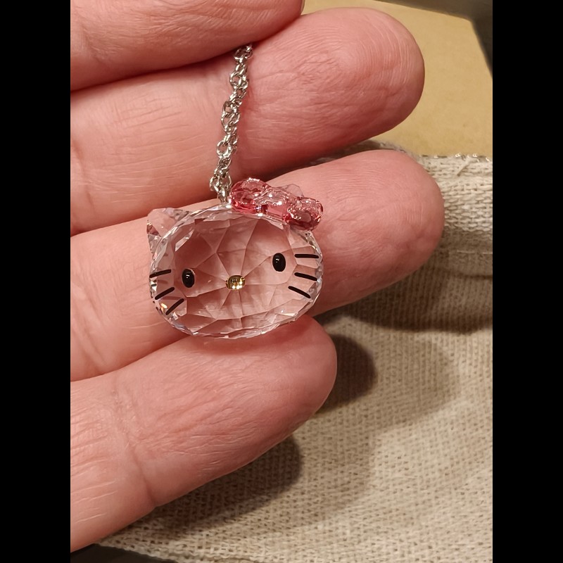 日本進口， hello kitty施華洛世奇水晶項鍊
狀況如照片所示
日本自己附的紙盒包裝
限量商品必，值得收藏-1