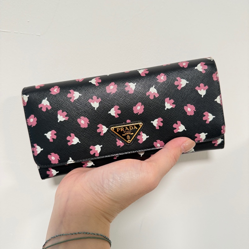 （近全新）PRADA 普拉達 長款錢包 Saffiano 花卉圖案 黑粉色-1