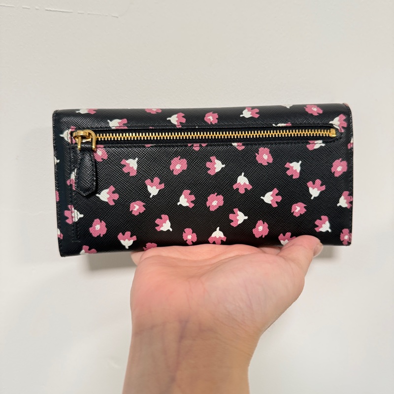 （近全新）PRADA 普拉達 長款錢包 Saffiano 花卉圖案 黑粉色-2
