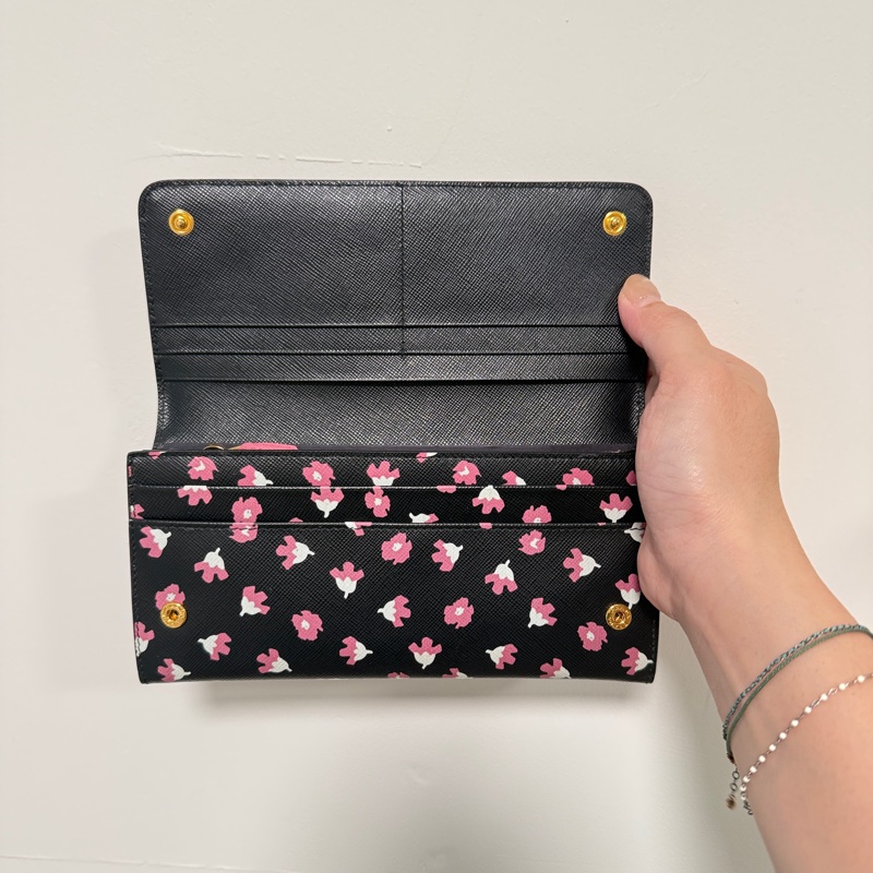 （近全新）PRADA 普拉達 長款錢包 Saffiano 花卉圖案 黑粉色-3