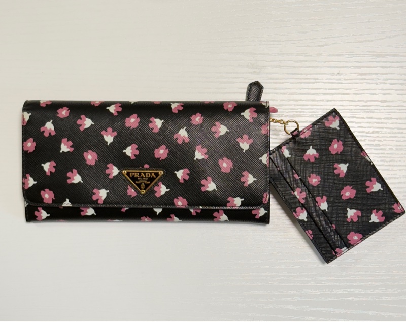 （近全新）PRADA 普拉達 長款錢包 Saffiano 花卉圖案 黑粉色-5