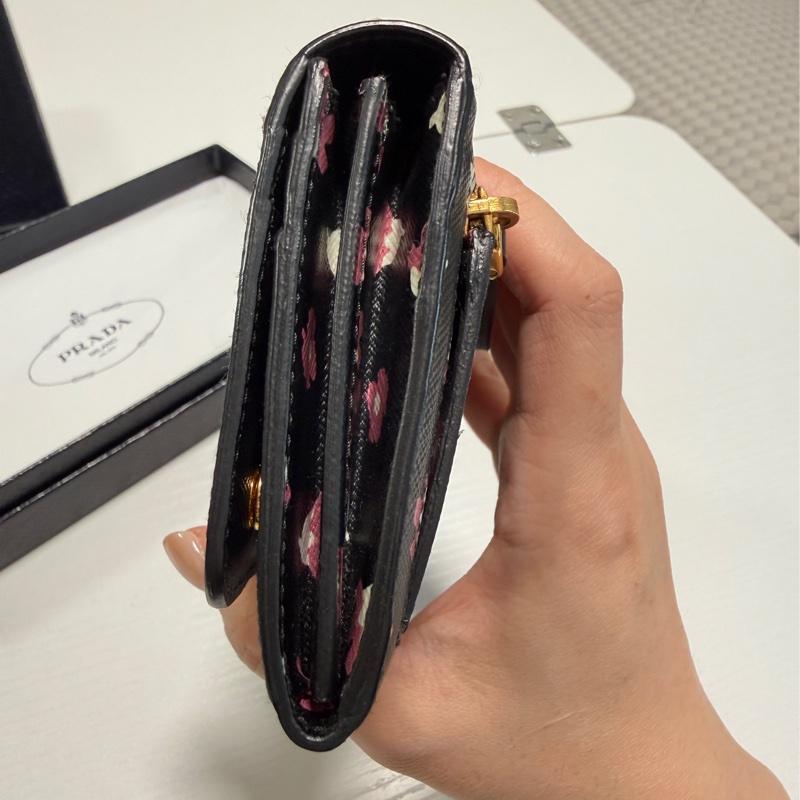 （近全新）PRADA 普拉達 長款錢包 Saffiano 花卉圖案 黑粉色-7