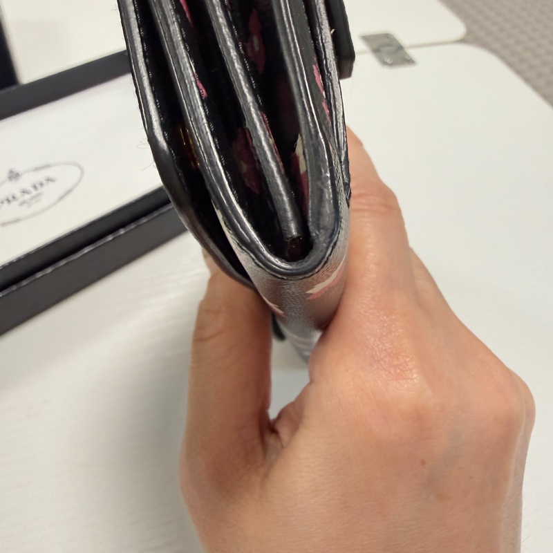 （近全新）PRADA 普拉達 長款錢包 Saffiano 花卉圖案 黑粉色-10