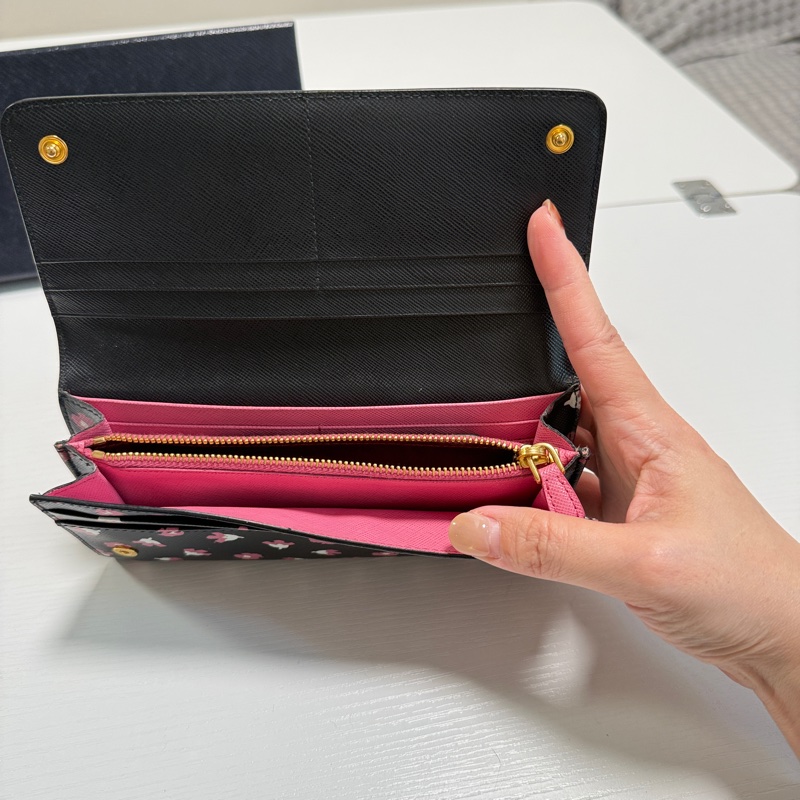 （近全新）PRADA 普拉達 長款錢包 Saffiano 花卉圖案 黑粉色-12