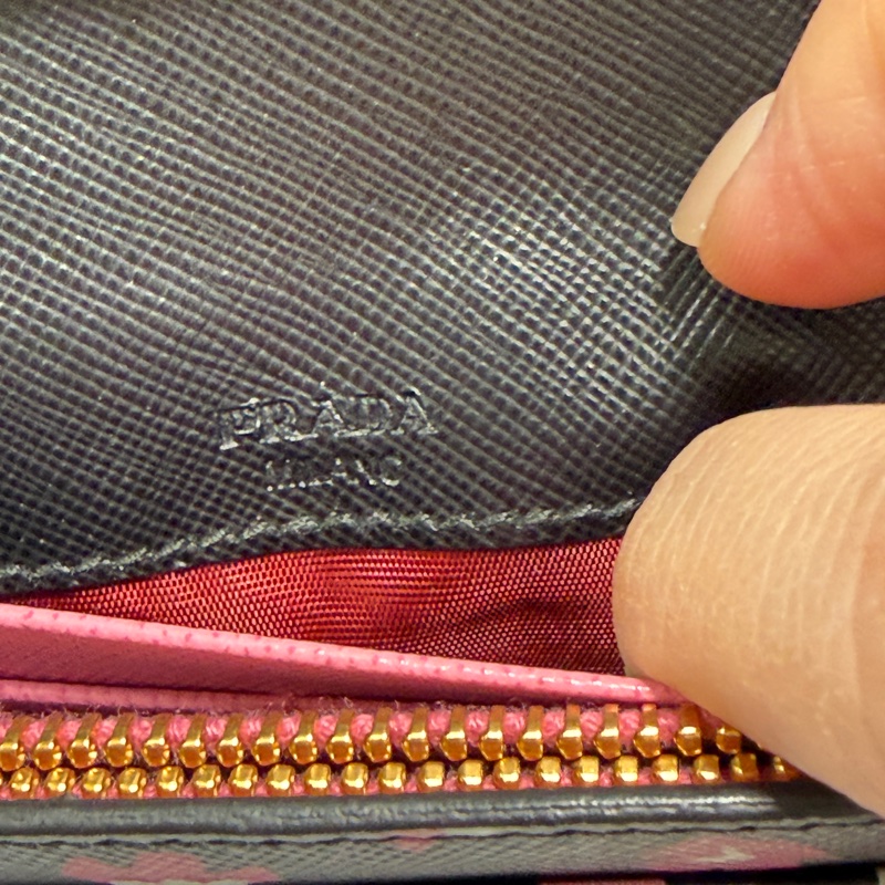 （近全新）PRADA 普拉達 長款錢包 Saffiano 花卉圖案 黑粉色-13