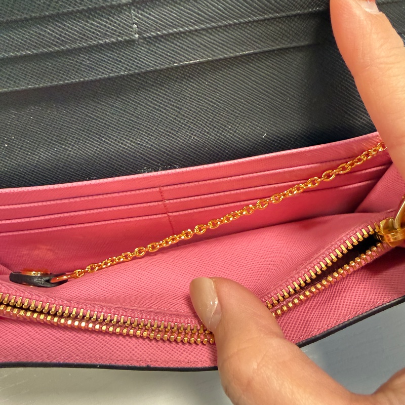 （近全新）PRADA 普拉達 長款錢包 Saffiano 花卉圖案 黑粉色-14