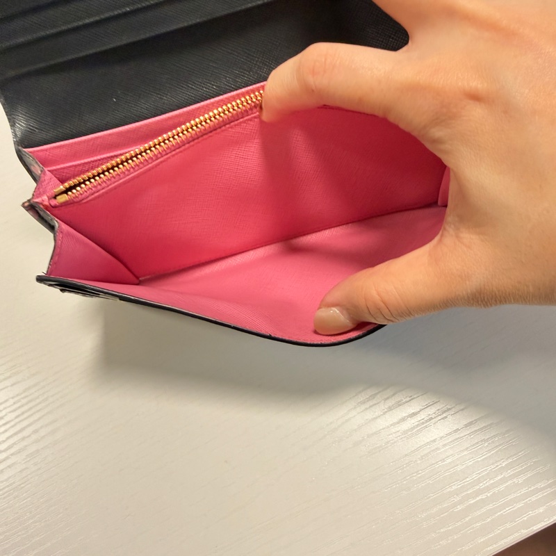 （近全新）PRADA 普拉達 長款錢包 Saffiano 花卉圖案 黑粉色-16