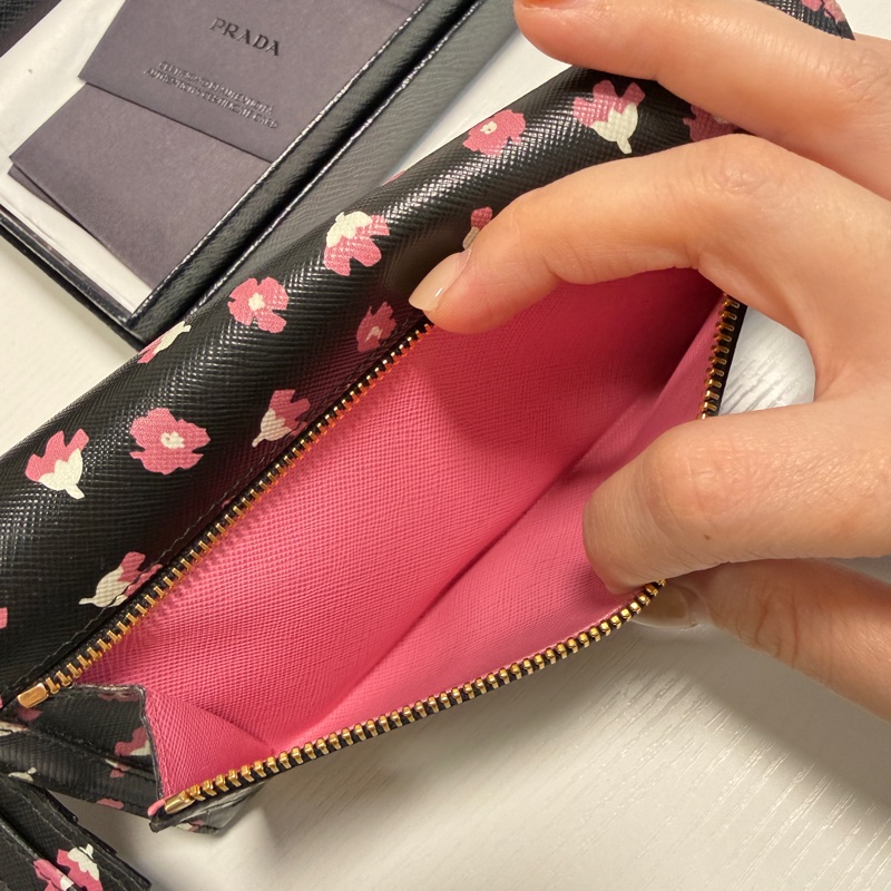 （近全新）PRADA 普拉達 長款錢包 Saffiano 花卉圖案 黑粉色-17