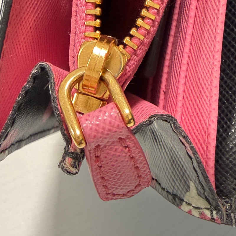 （近全新）PRADA 普拉達 長款錢包 Saffiano 花卉圖案 黑粉色-20