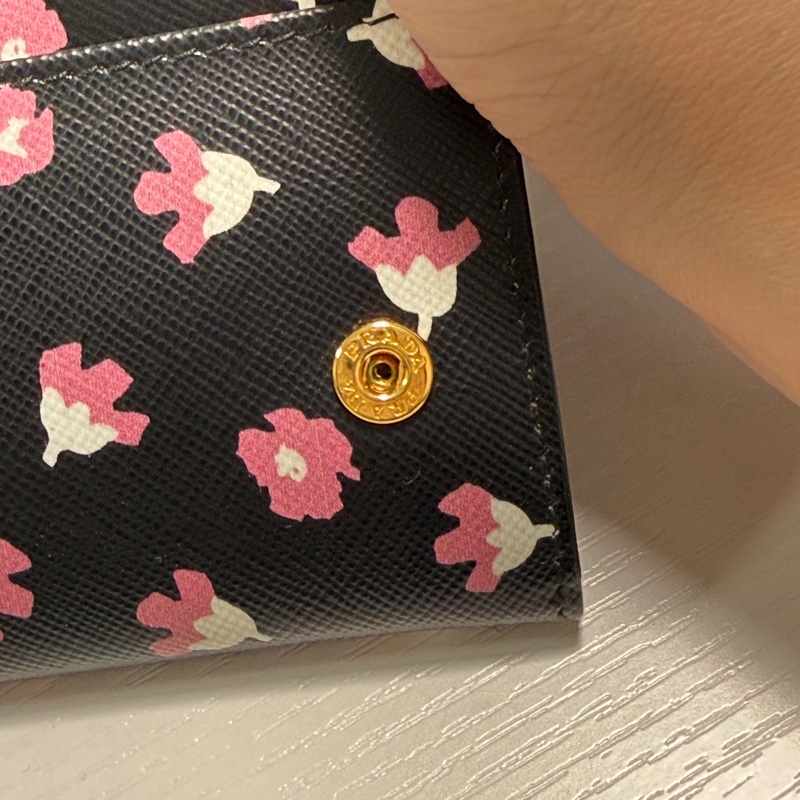 （近全新）PRADA 普拉達 長款錢包 Saffiano 花卉圖案 黑粉色-23