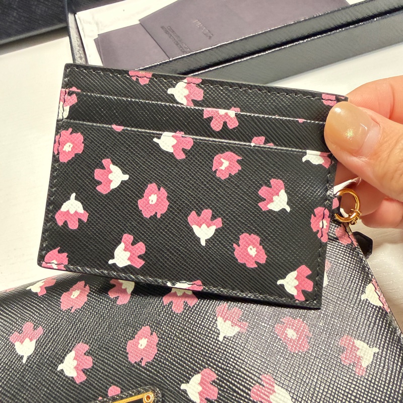 （近全新）PRADA 普拉達 長款錢包 Saffiano 花卉圖案 黑粉色-24
