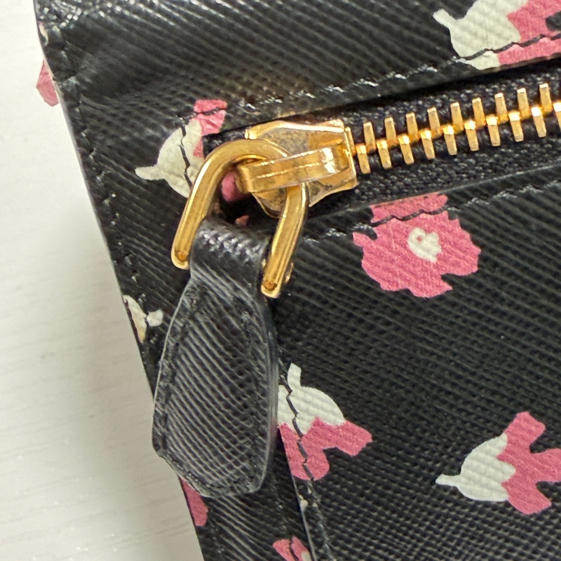 （近全新）PRADA 普拉達 長款錢包 Saffiano 花卉圖案 黑粉色-26