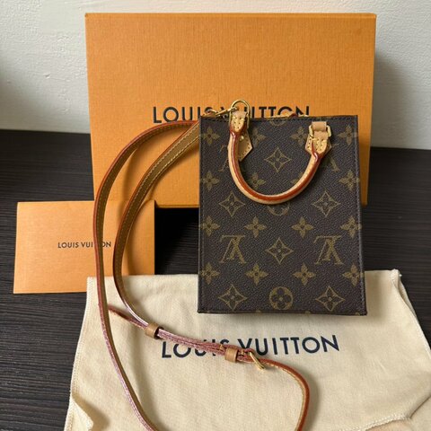 💎Han's house精品服飾💎LOUIS VUITTON LV M69442 PETIT SAC PLAT 小琴譜包