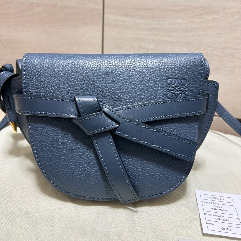 LOEWE 羅威 Gate滑面牛皮荔枝皮翻蓋斜背迷你馬鞍包(藍)-1