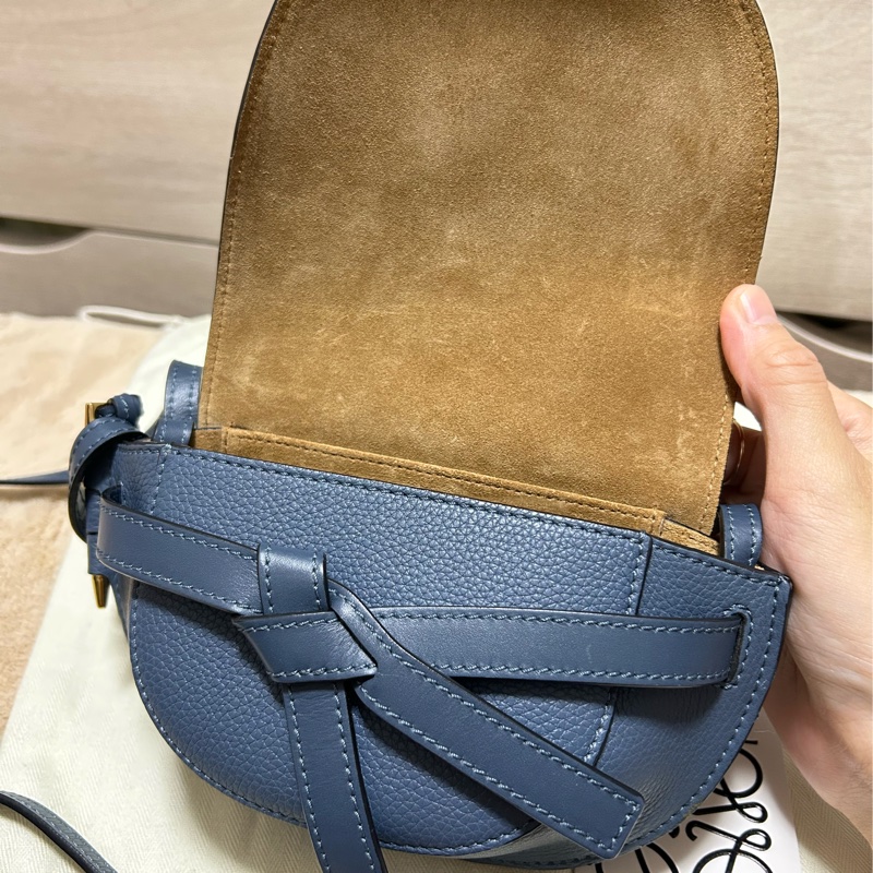 LOEWE 羅威 Gate滑面牛皮荔枝皮翻蓋斜背迷你馬鞍包(藍)-3