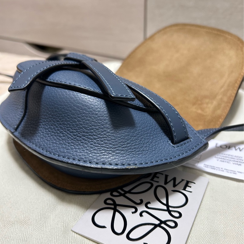 LOEWE 羅威 Gate滑面牛皮荔枝皮翻蓋斜背迷你馬鞍包(藍)-4