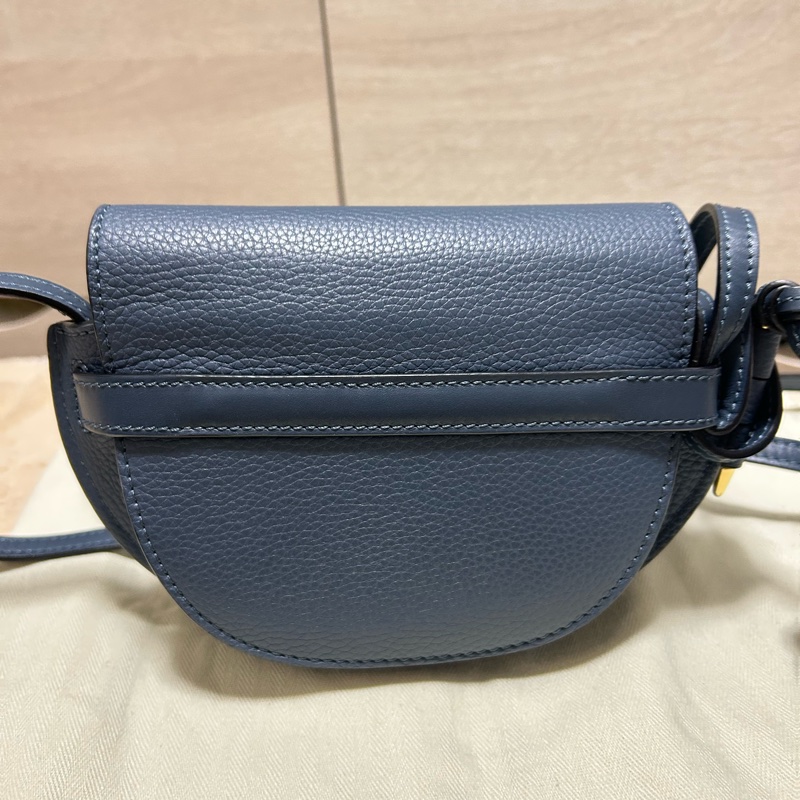 LOEWE 羅威 Gate滑面牛皮荔枝皮翻蓋斜背迷你馬鞍包(藍)-6