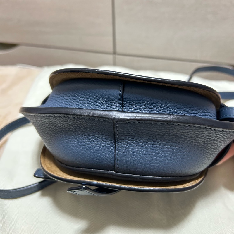LOEWE 羅威 Gate滑面牛皮荔枝皮翻蓋斜背迷你馬鞍包(藍)-7