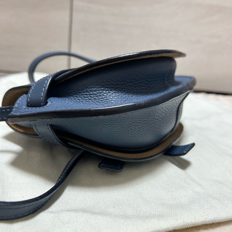 LOEWE 羅威 Gate滑面牛皮荔枝皮翻蓋斜背迷你馬鞍包(藍)-9