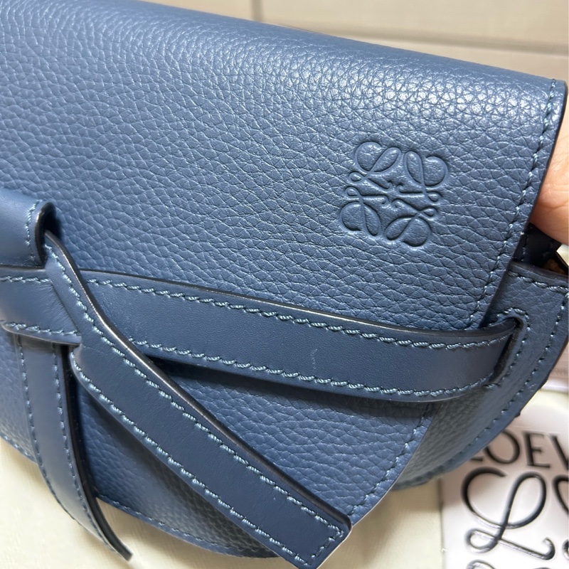 LOEWE 羅威 Gate滑面牛皮荔枝皮翻蓋斜背迷你馬鞍包(藍)-10