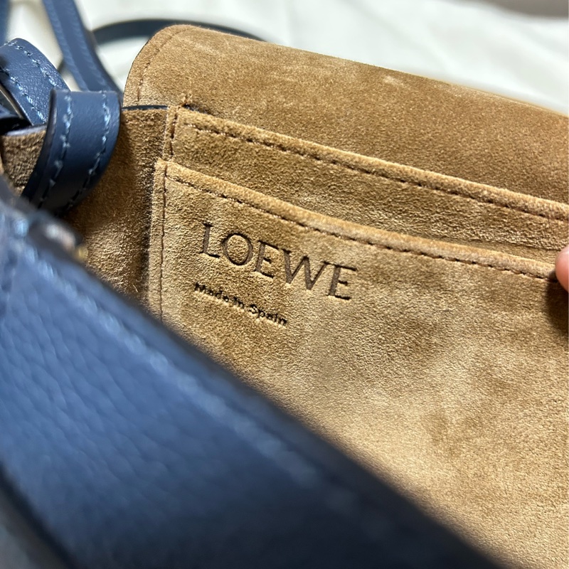 LOEWE 羅威 Gate滑面牛皮荔枝皮翻蓋斜背迷你馬鞍包(藍)-11