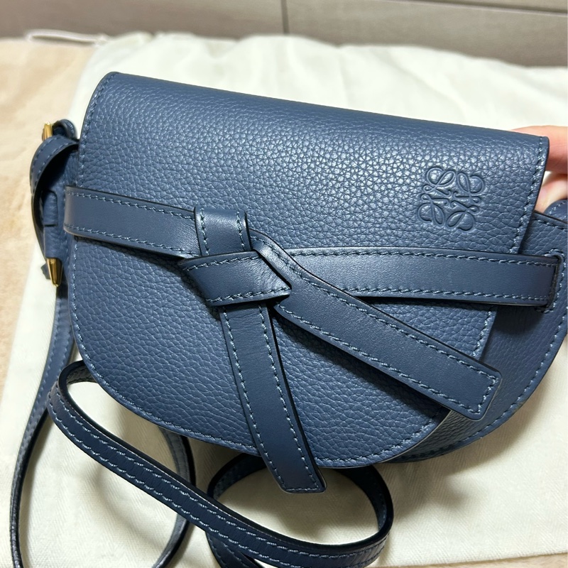 LOEWE 羅威 Gate滑面牛皮荔枝皮翻蓋斜背迷你馬鞍包(藍)-14
