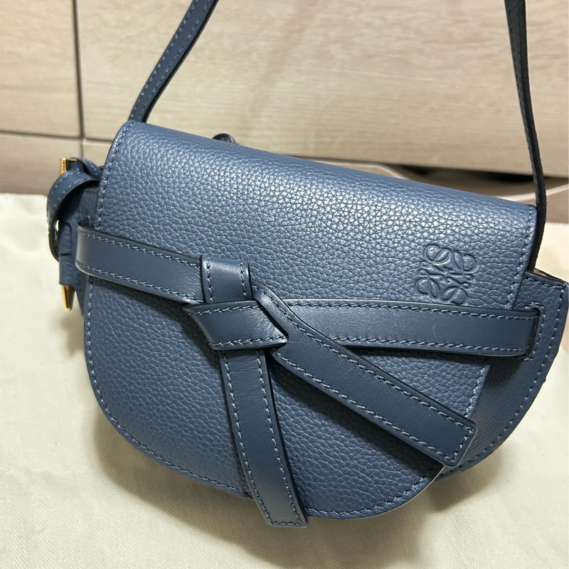 LOEWE 羅威 Gate滑面牛皮荔枝皮翻蓋斜背迷你馬鞍包(藍)-15