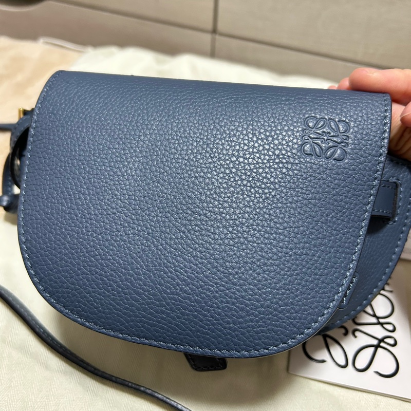 LOEWE 羅威 Gate滑面牛皮荔枝皮翻蓋斜背迷你馬鞍包(藍)-17