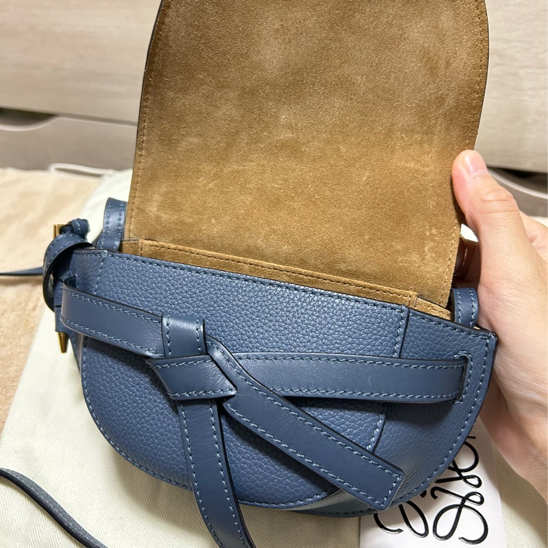 LOEWE 羅威 Gate滑面牛皮荔枝皮翻蓋斜背迷你馬鞍包(藍)-18