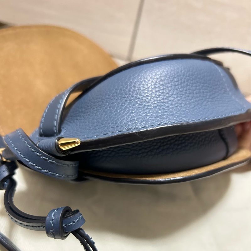 LOEWE 羅威 Gate滑面牛皮荔枝皮翻蓋斜背迷你馬鞍包(藍)-20