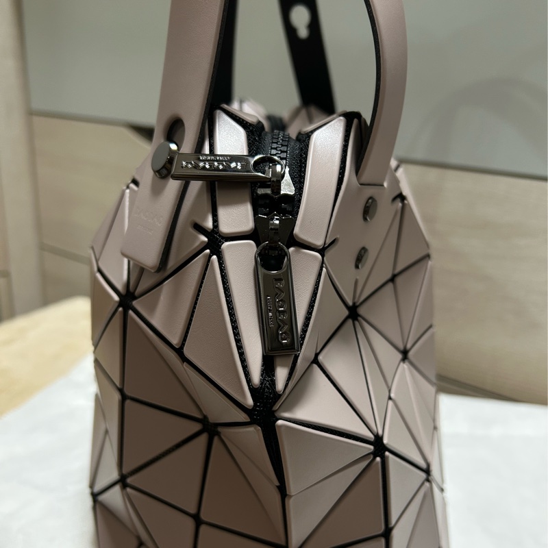 BAO BAO ISSEY MIYAKE三宅一生 肩背包手提包 藕粉色 皮質三角格10x6手提/肩背包-7