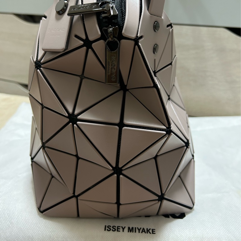 BAO BAO ISSEY MIYAKE三宅一生 肩背包手提包 藕粉色 皮質三角格10x6手提/肩背包-9