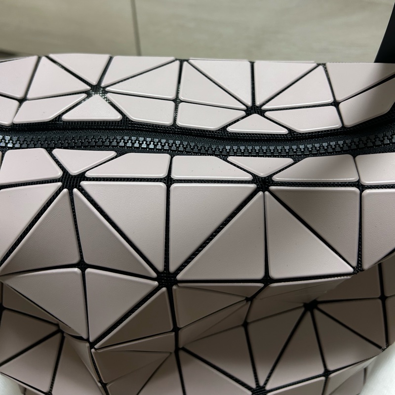 BAO BAO ISSEY MIYAKE三宅一生 肩背包手提包 藕粉色 皮質三角格10x6手提/肩背包-13