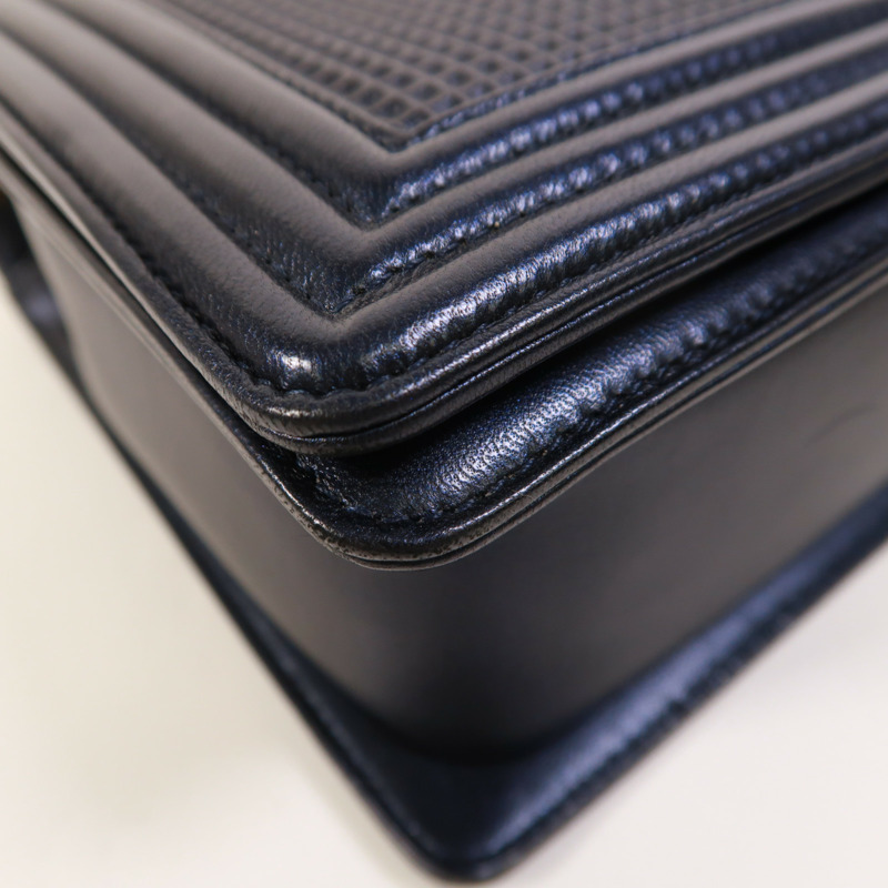 CHANEL 牛皮皮革Boy 30鏈帶肩背袋-12