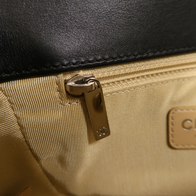 CHANEL 漆皮皮革Coco Boy Flap Bag銀扣鏈帶肩背袋-13