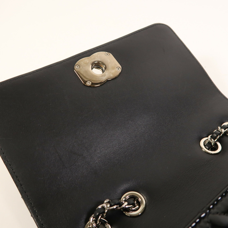 CHANEL 漆皮皮革Coco Boy Flap Bag銀扣鏈帶肩背袋-14