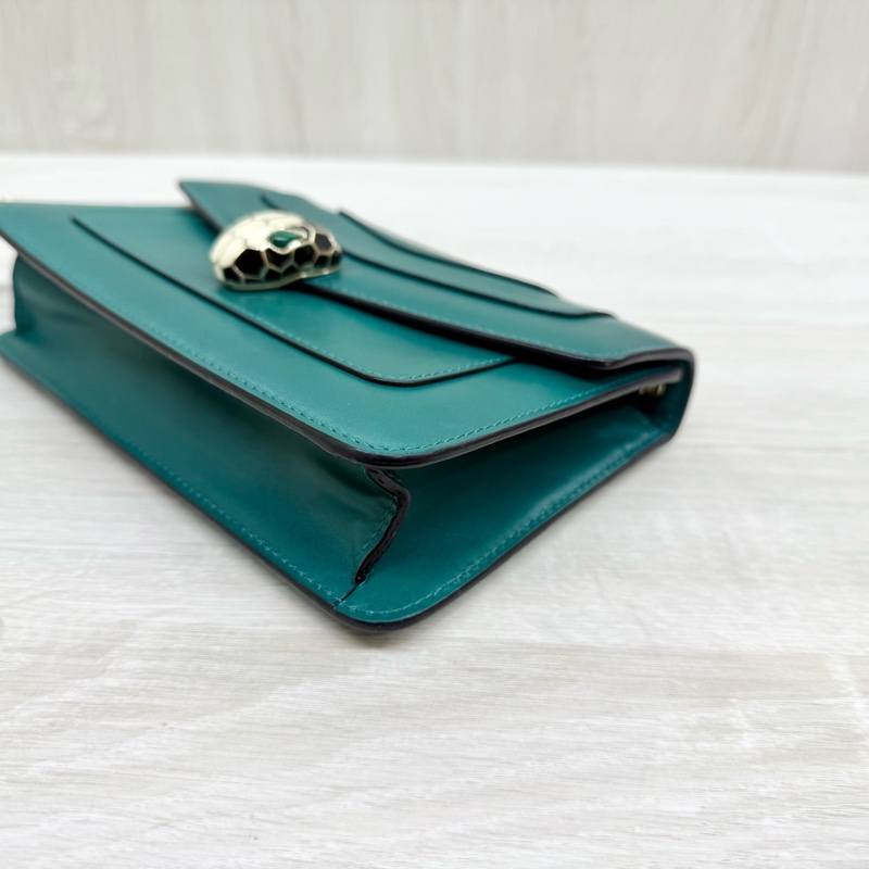 BVLGARI綠牛皮金鍊Serpenti Forever橫版下蓋側背包-6