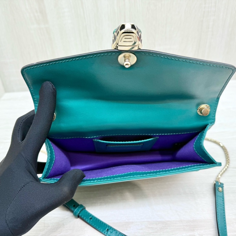 BVLGARI綠牛皮金鍊Serpenti Forever橫版下蓋側背包-7