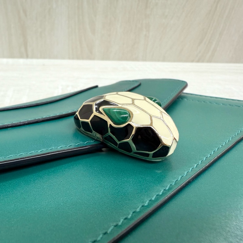 BVLGARI綠牛皮金鍊Serpenti Forever橫版下蓋側背包-13