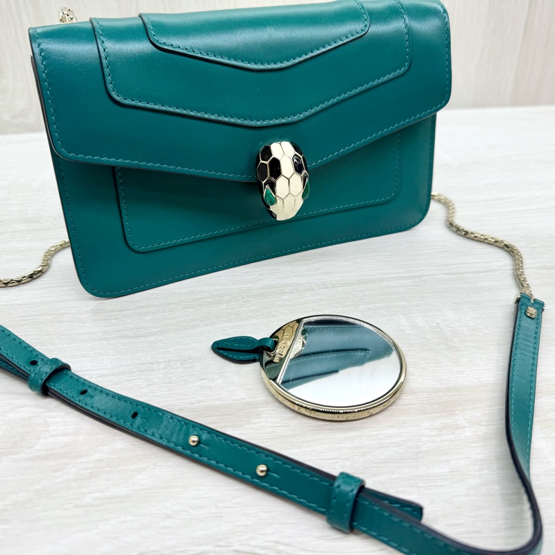 BVLGARI綠牛皮金鍊Serpenti Forever橫版下蓋側背包-15