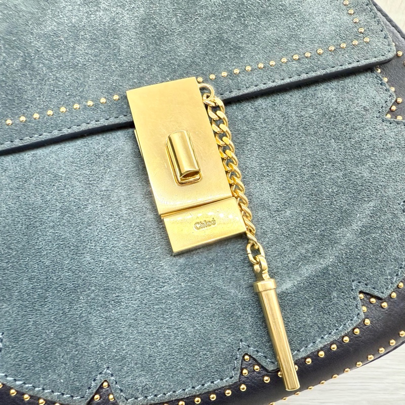 chloe深藍拼麂皮珠釘金釦小豬包-10