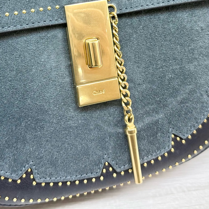 chloe深藍拼麂皮珠釘金釦小豬包-15
