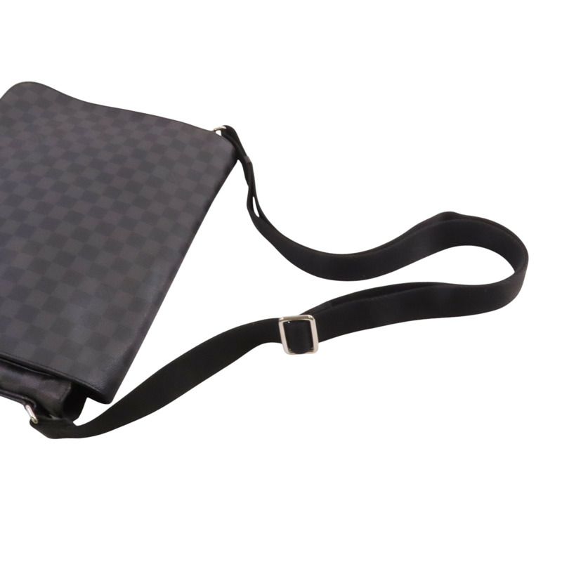 LOUIS VUITTON Damier Graphite District GM肩背袋-8