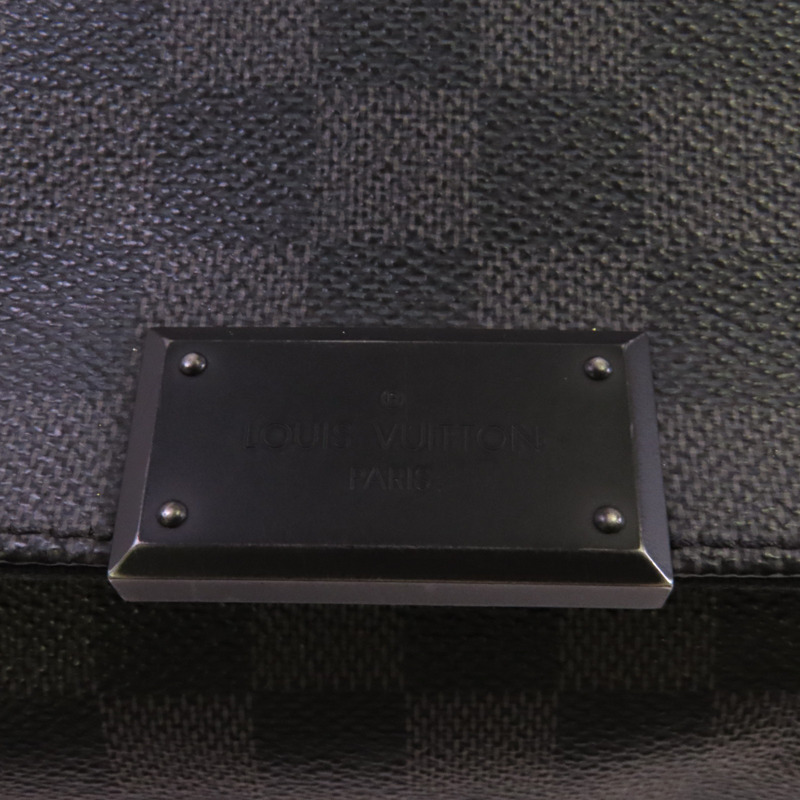LOUIS VUITTON Damier Graphite District GM肩背袋-9