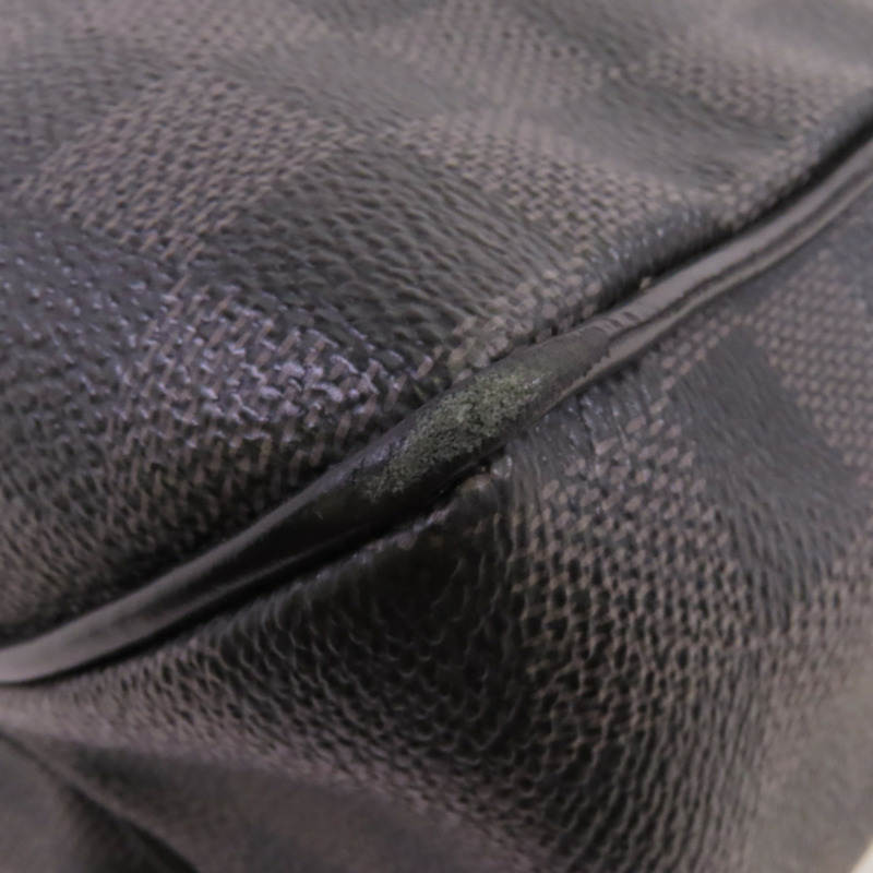 LOUIS VUITTON Damier Graphite District GM肩背袋-13