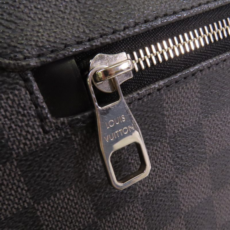 LOUIS VUITTON Damier Graphite District GM肩背袋-16