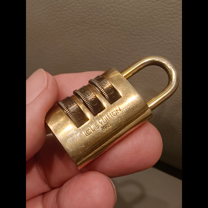 日本帶回絕版品限量LV密碼鑰匙圈，超難買，值得收藏-0