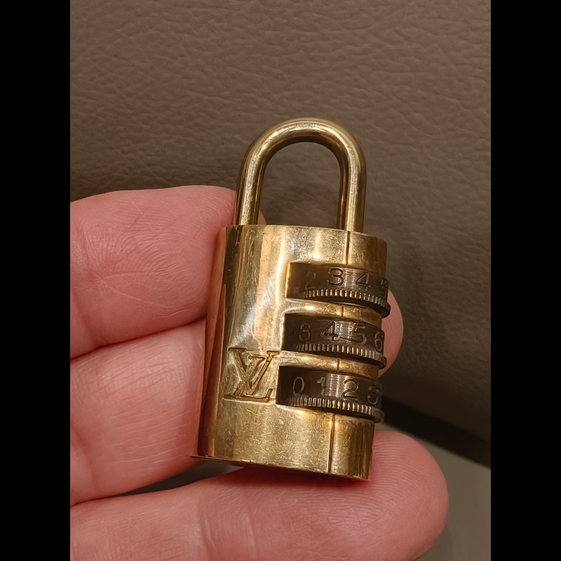 日本帶回絕版品限量LV密碼鑰匙圈，超難買，值得收藏-3