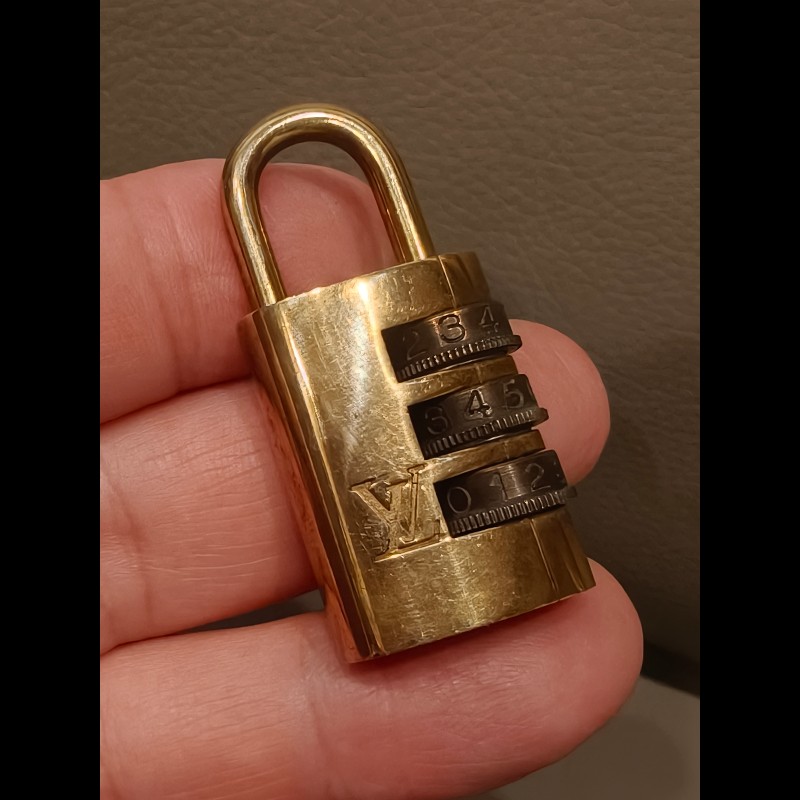 日本帶回絕版品限量LV密碼鑰匙圈，超難買，值得收藏-5